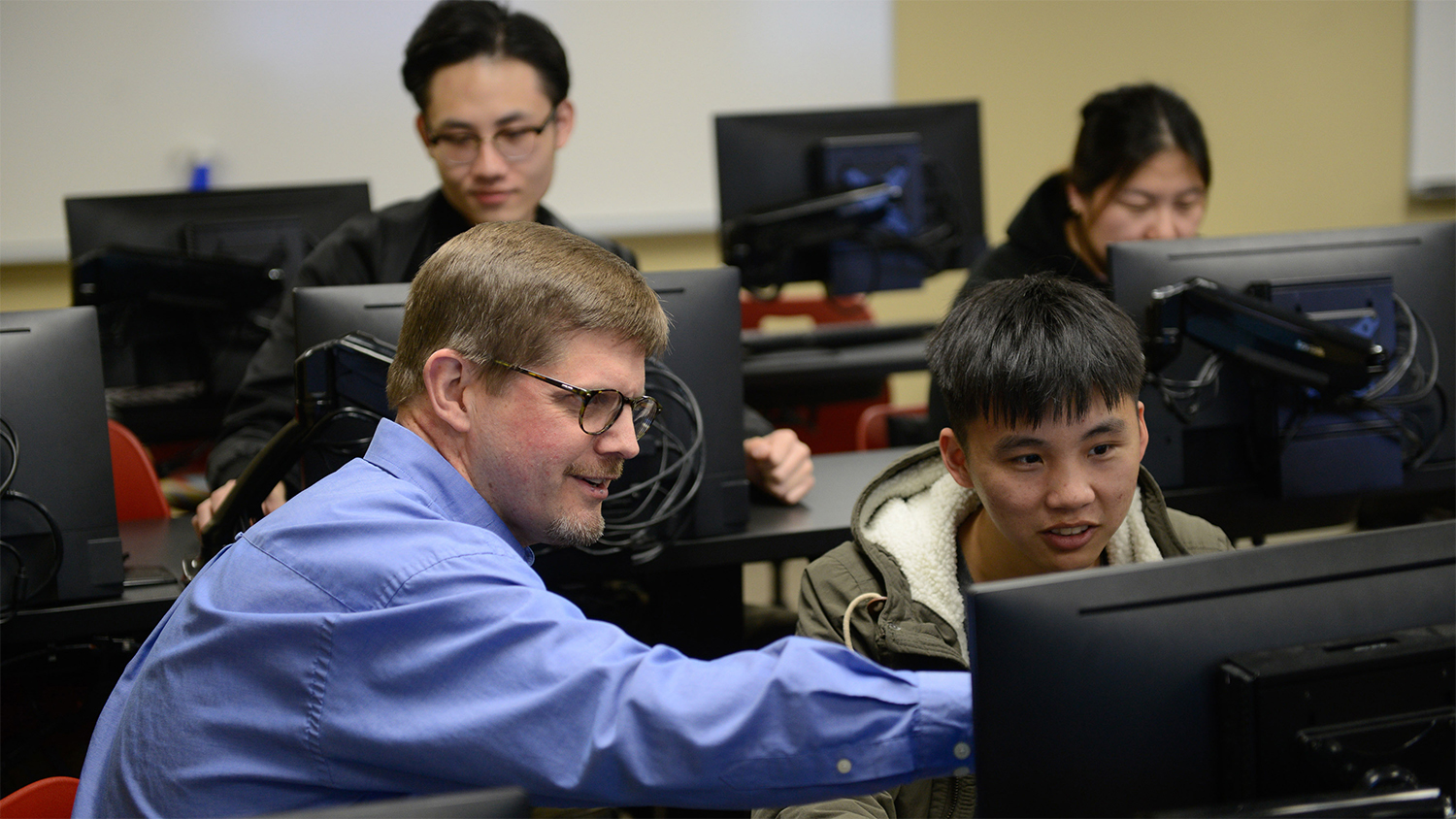 Instructor Billy Haselton with student in the IEP computer lab.